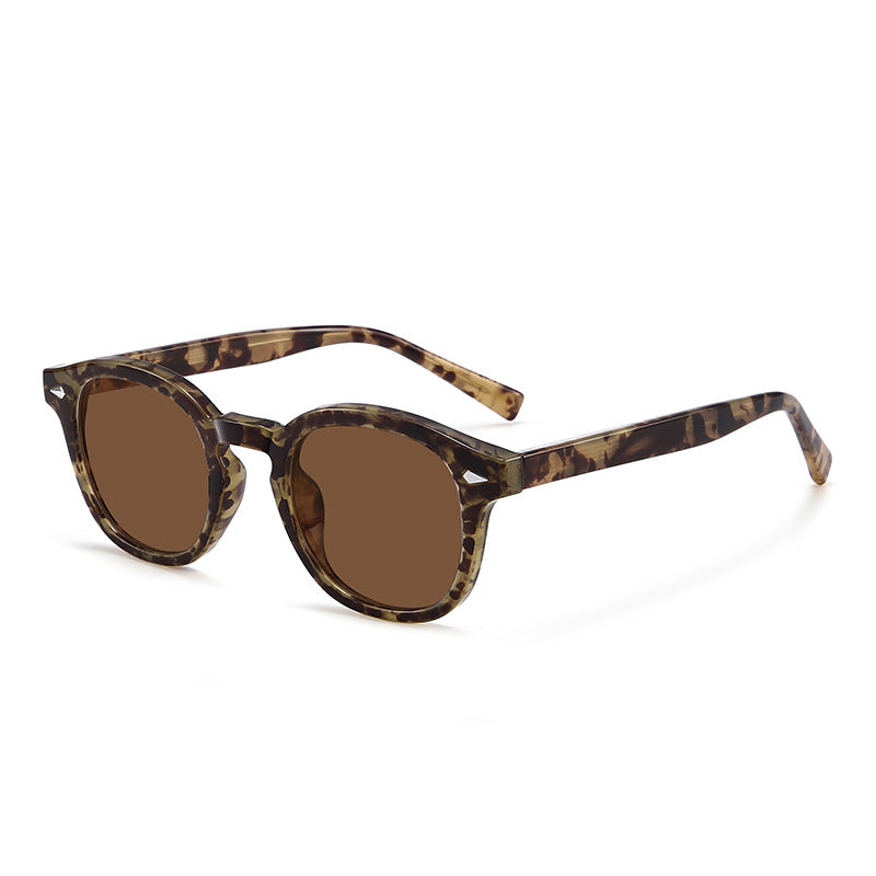 Lunettes de soleil à monture ronde écaille à verres marron, photo produit en angle