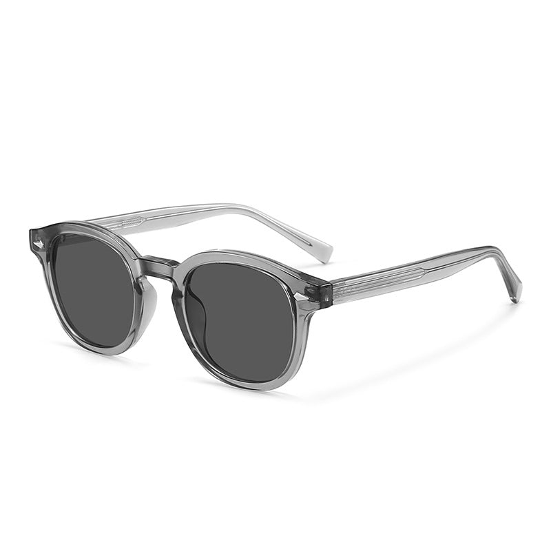 Lunettes de soleil à monture ronde gris translucide à verres foncés, photo produit en angle