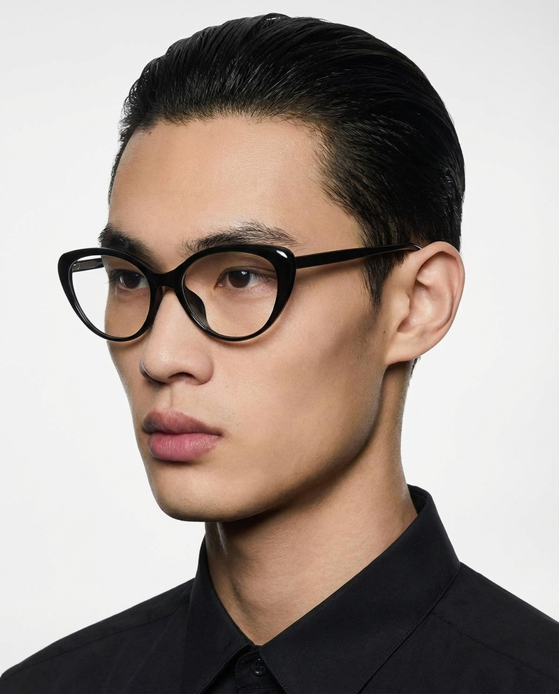Homme portant des lunettes à monture œil-de-chat noire à verres transparents, vue de trois quarts