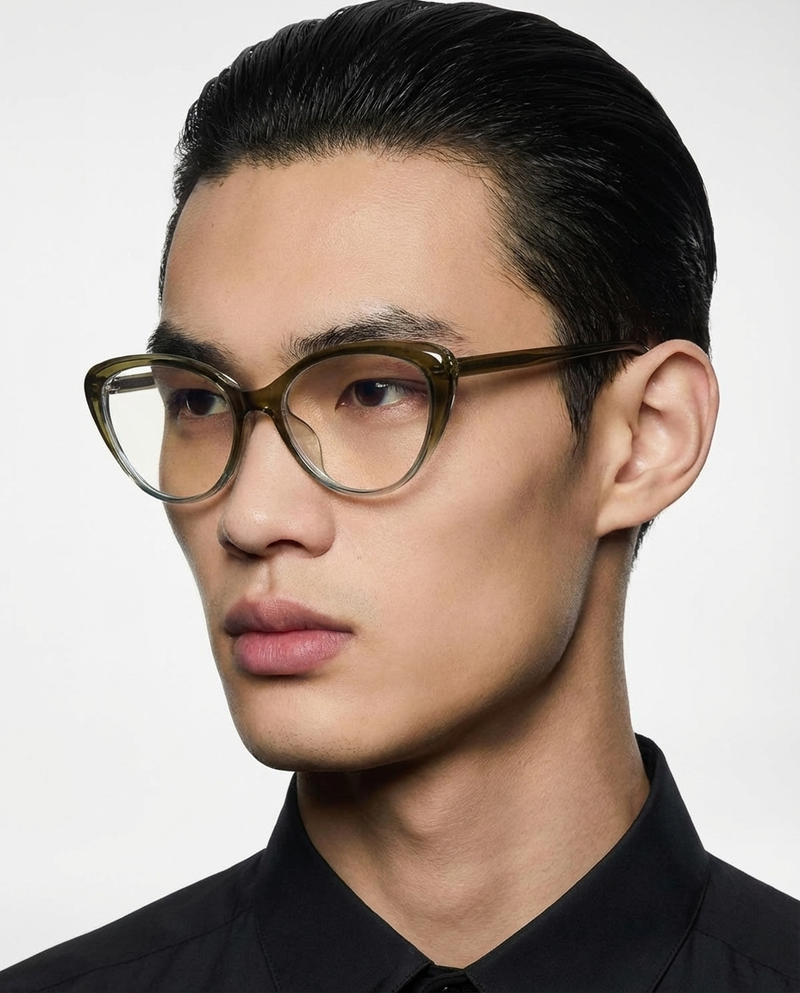 Homme portant des lunettes à monture œil-de-chat olive à verres transparents, vue de face