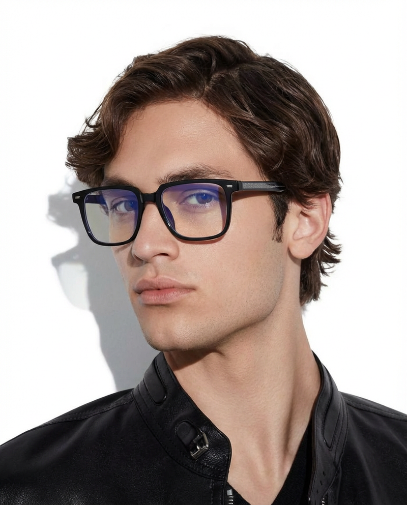Homme portant des lunettes à monture carrée noire à verres transparents, vue de trois quarts