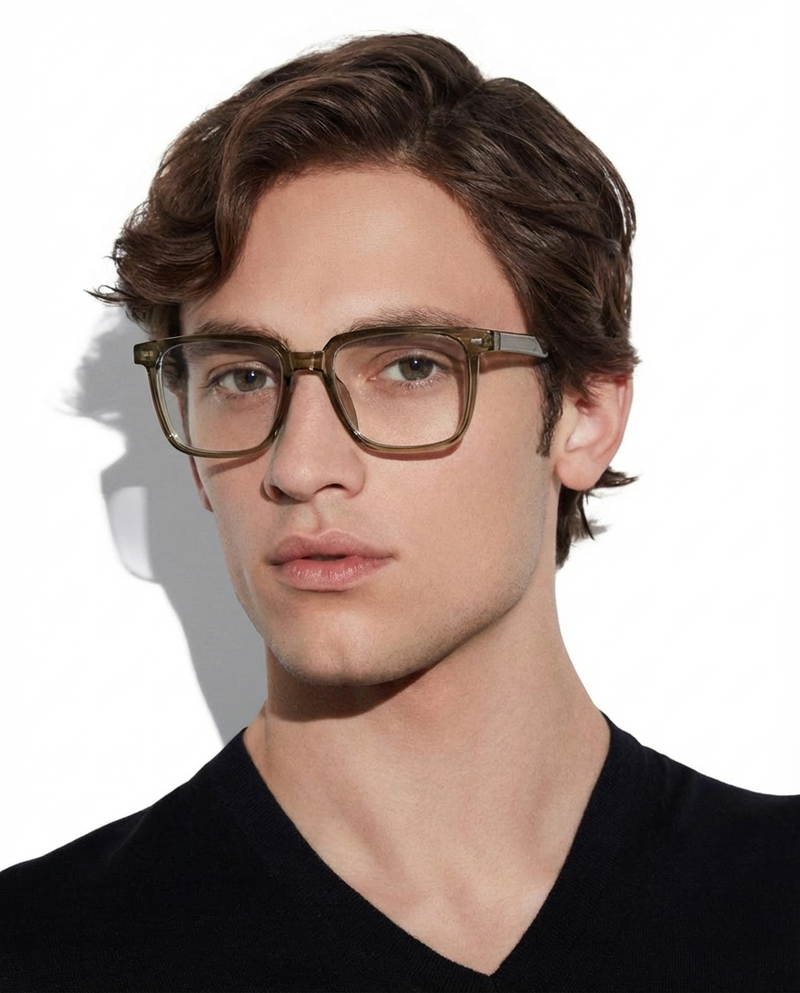 Homme portant des lunettes à monture carrée olive à verres transparents, vue de face