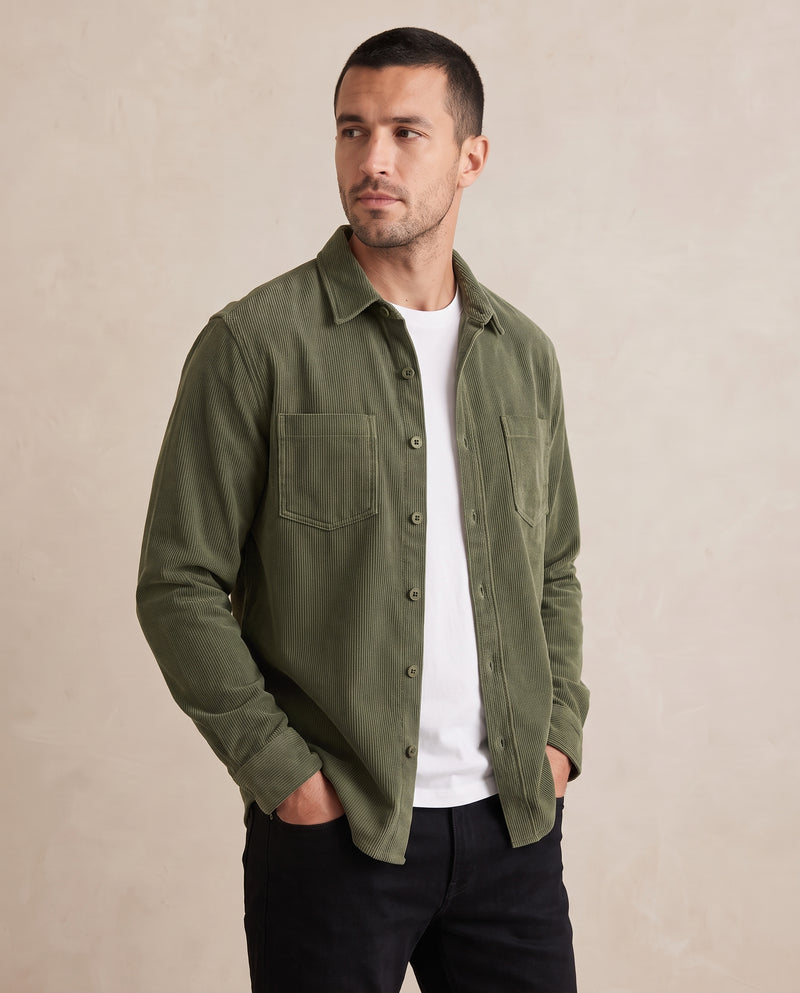 Homme portant une surchemise en velours côtelé vert armée, vue de trois quarts