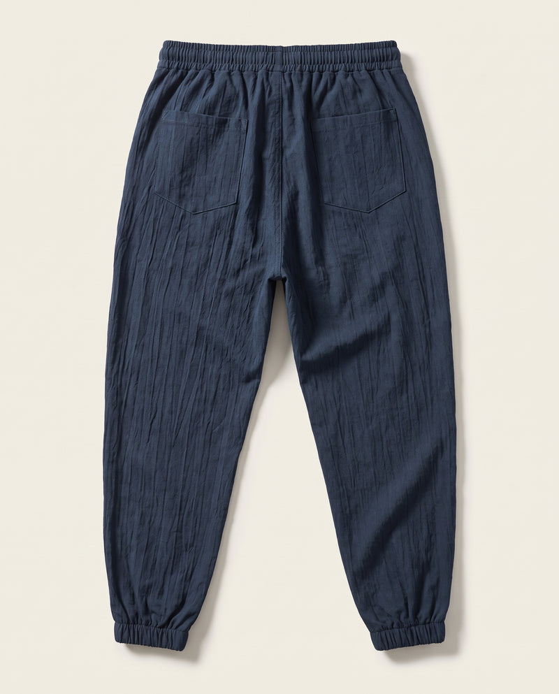 Pantalon confort bleu marine à plat, vue de dos, montrant les deux poches plaquées surpiquées.