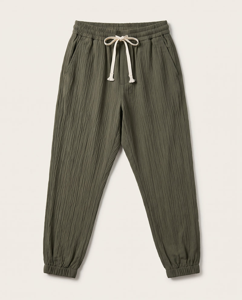 Pantalon confort vert kaki à plat, vue de face, tissage froissé et cordon de serrage écru à la taille.