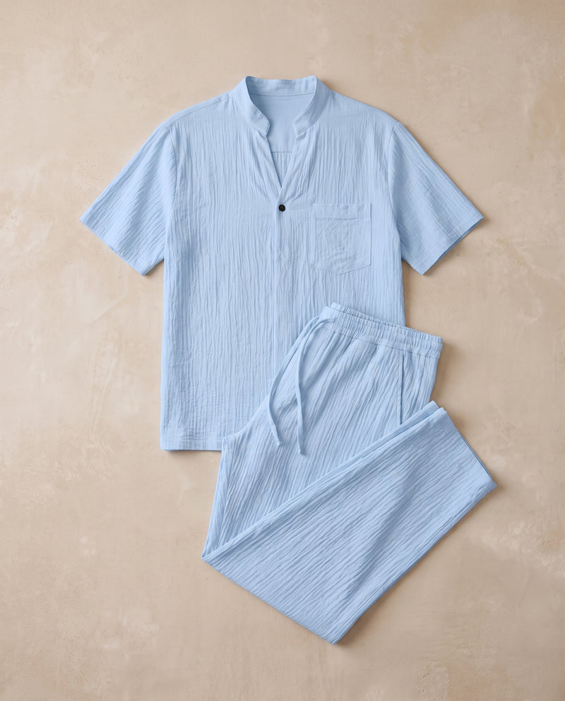 Ensemble chemise et pantalon bleu clair, à plat