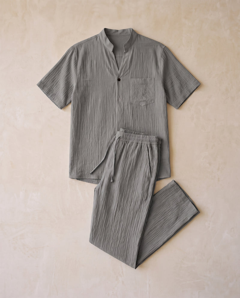 Ensemble chemise et pantalon gris, à plat