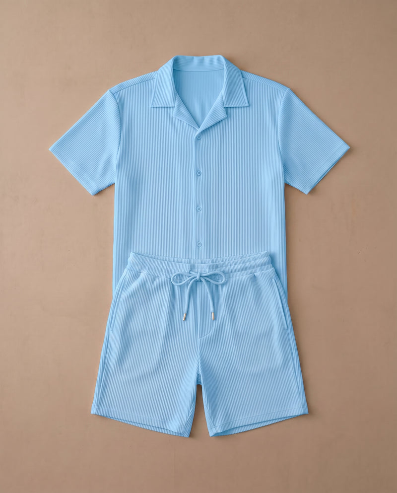 Ensemble chemise à manches courtes et short bleu, à plat
