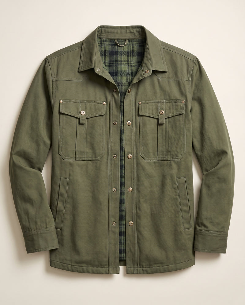 Surchemise vert militaire doublée de flanelle à plat, col ouvert montrant la doublure en flanelle à carreaux vert et noir