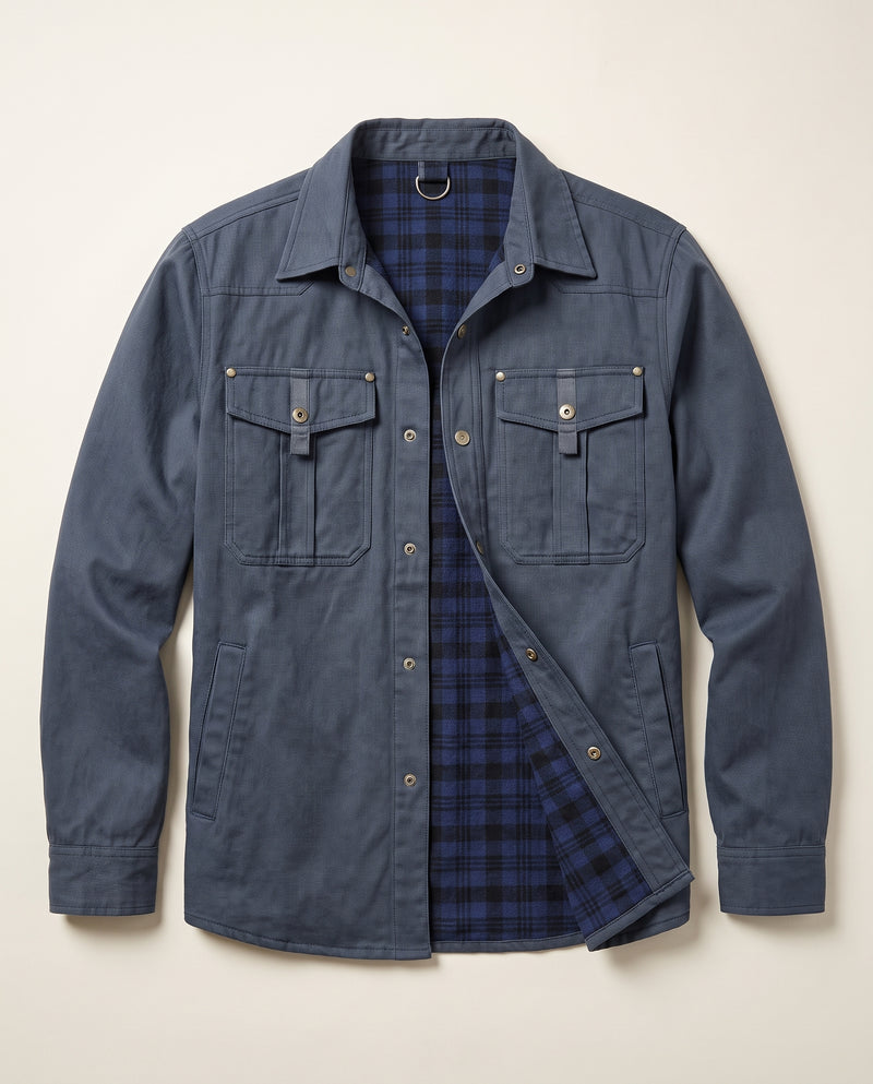 Surchemise bleue doublée de flanelle à plat, col ouvert montrant la doublure en flanelle à carreaux bleu marine et noir