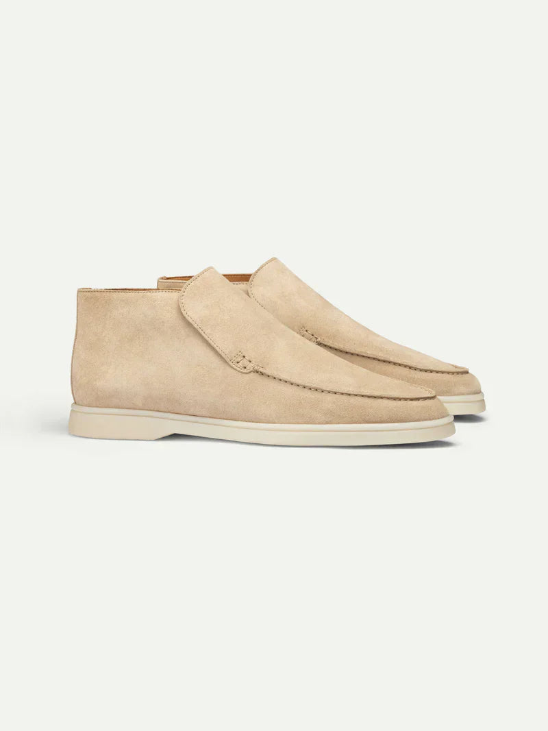 Paire de mocassins montants beige clair, vue de trois quarts face