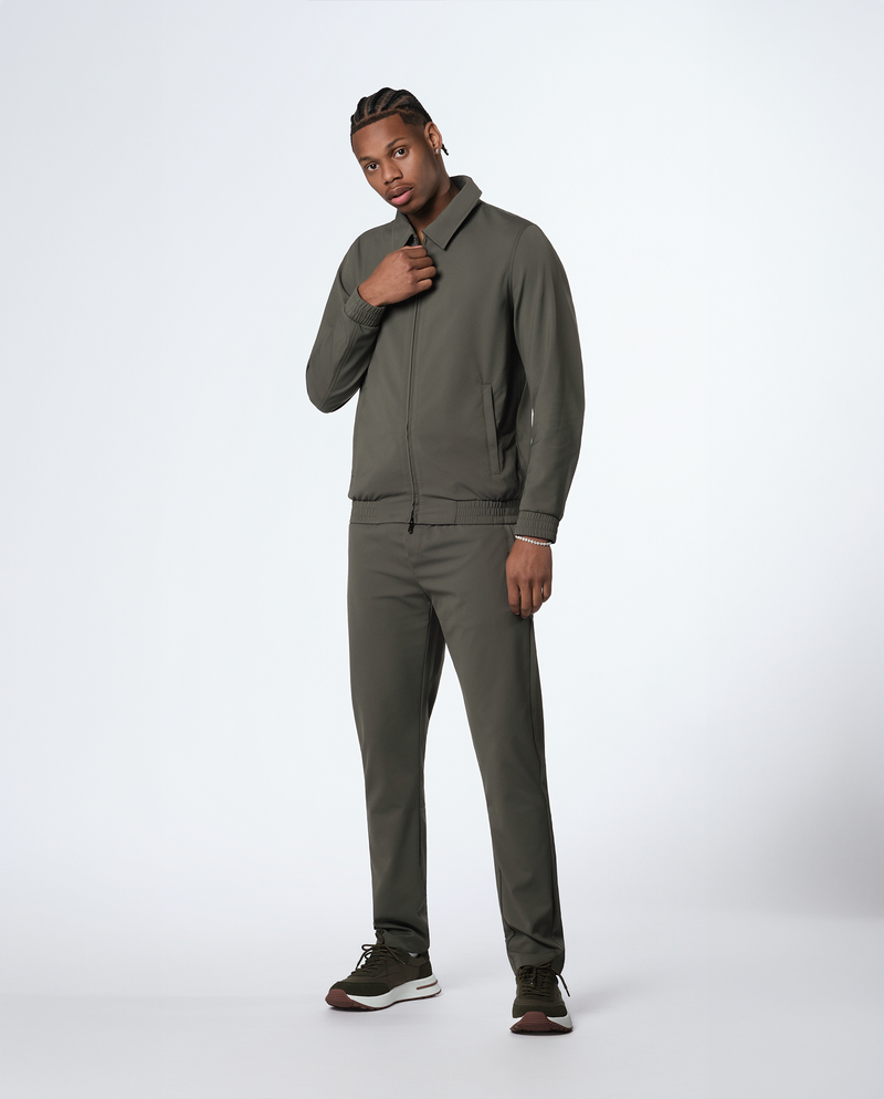 Homme portant un pantalon vert olive avec la veste zippée assortie, vue de profil en pied