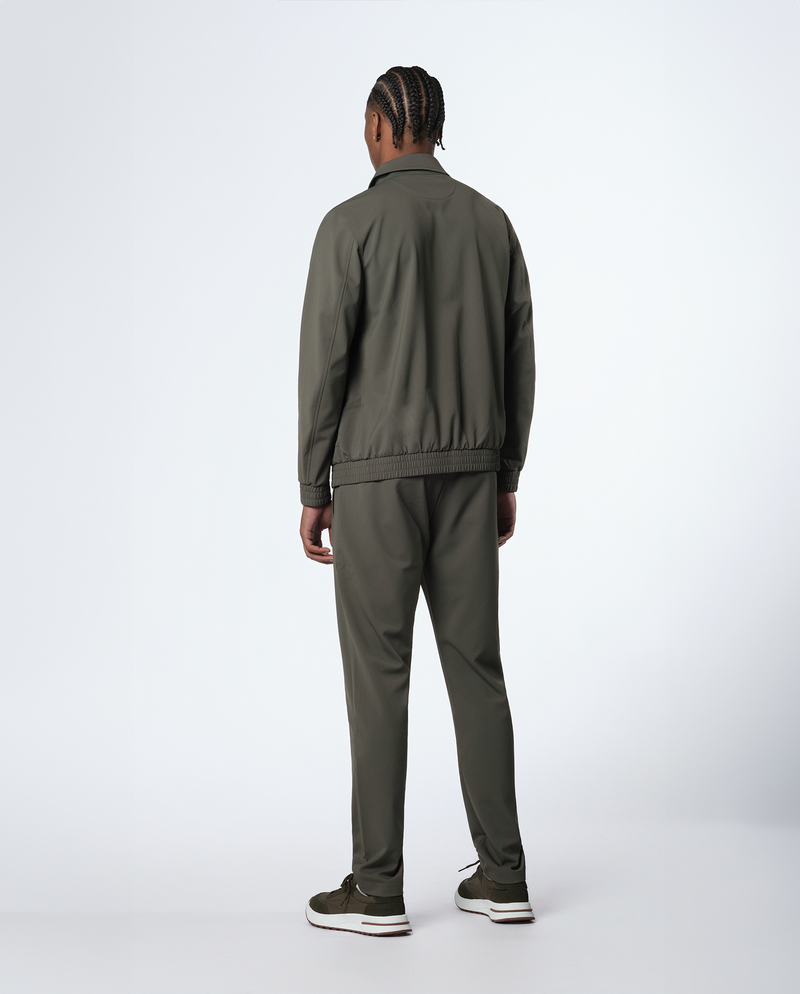 Homme portant une veste zippée vert olive et le pantalon assorti, vue de dos en pied