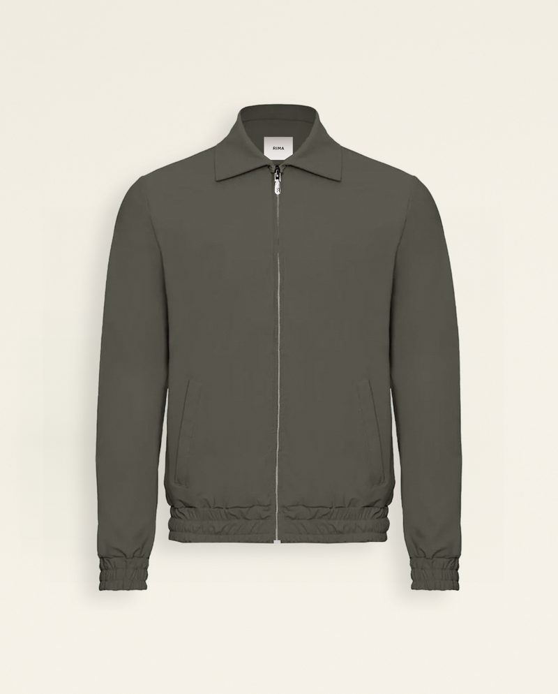 Veste zippée vert olive à col plat, photo produit sur fond craie