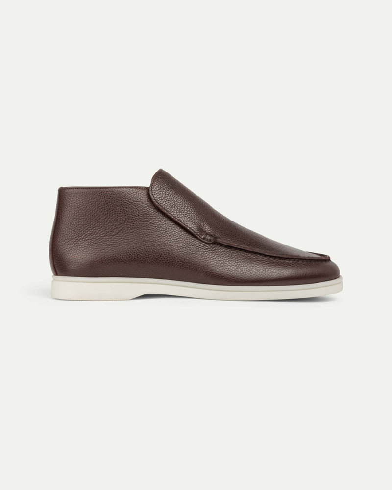 Mocassin montant à enfiler marron chocolat, semelle blanche, vue de profil