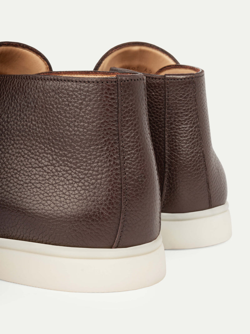 Paire de mocassins montants marron chocolat, vue de dos